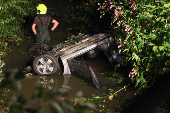 Taufkirchen an der Trattnach: Auto nach schwerem Crash mit Taxibus in den Stillbach berschlagen