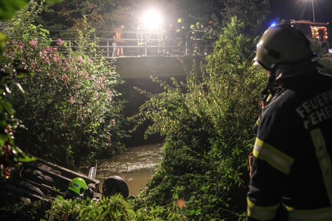 Taufkirchen an der Trattnach: Auto nach schwerem Crash mit Taxibus in den Stillbach berschlagen