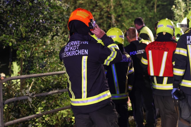 Taufkirchen an der Trattnach: Auto nach schwerem Crash mit Taxibus in den Stillbach berschlagen