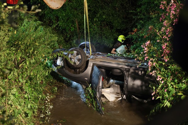 Taufkirchen an der Trattnach: Auto nach schwerem Crash mit Taxibus in den Stillbach berschlagen
