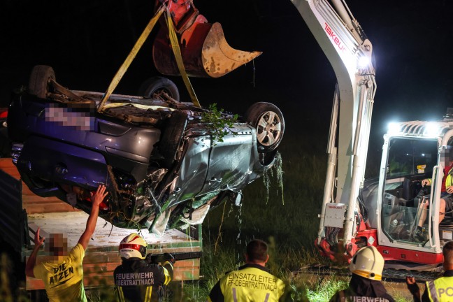 Taufkirchen an der Trattnach: Auto nach schwerem Crash mit Taxibus in den Stillbach berschlagen