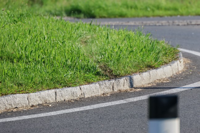 Autolenker kollidierte in Weikirchen an der Traun mit Kreisverkehr