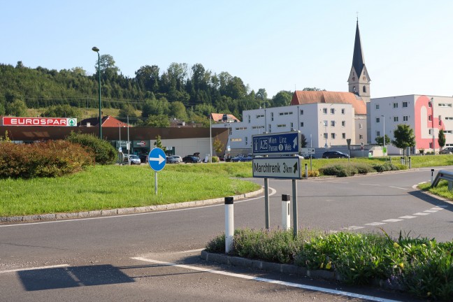Autolenker kollidierte in Weikirchen an der Traun mit Kreisverkehr