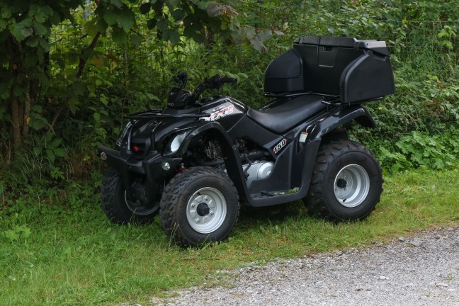 Quad bei Unfall in einem Kurvenbereich in Grnau im Almtal in Bschung gelandet