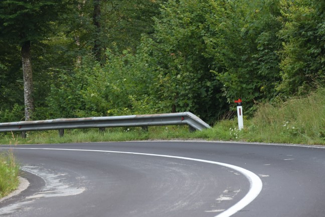 Quad bei Unfall in einem Kurvenbereich in Grnau im Almtal in Bschung gelandet