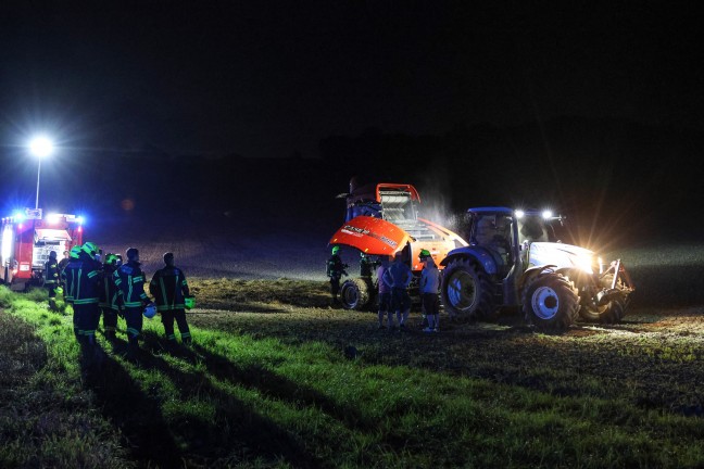 Zwei Feuerwehren zu Brand einer Rundballenpresse auf einem Feld in Offenhausen alarmiert