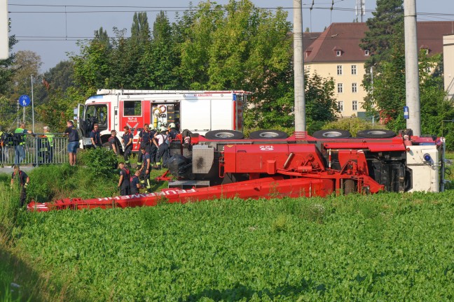 Kranfahrzeug der Feuerwehr bei Einsatz nach Straenbahnunfall in Linz-Ebelsberg umgestrzt