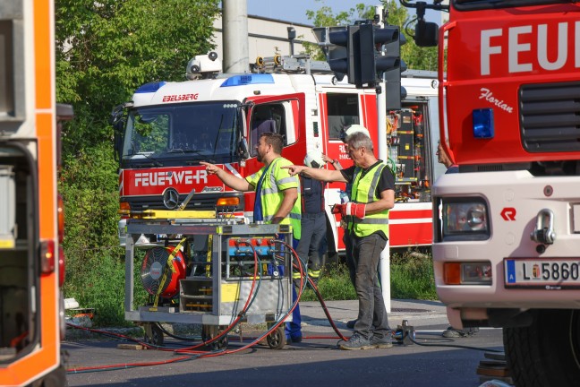 Kranfahrzeug der Feuerwehr bei Einsatz nach Straenbahnunfall in Linz-Ebelsberg umgestrzt