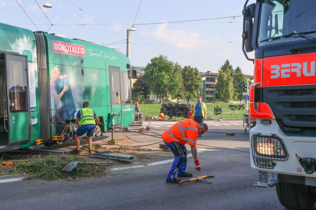 Kranfahrzeug der Feuerwehr bei Einsatz nach Straenbahnunfall in Linz-Ebelsberg umgestrzt