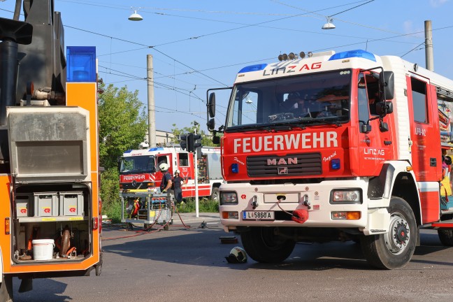 Kranfahrzeug der Feuerwehr bei Einsatz nach Straenbahnunfall in Linz-Ebelsberg umgestrzt