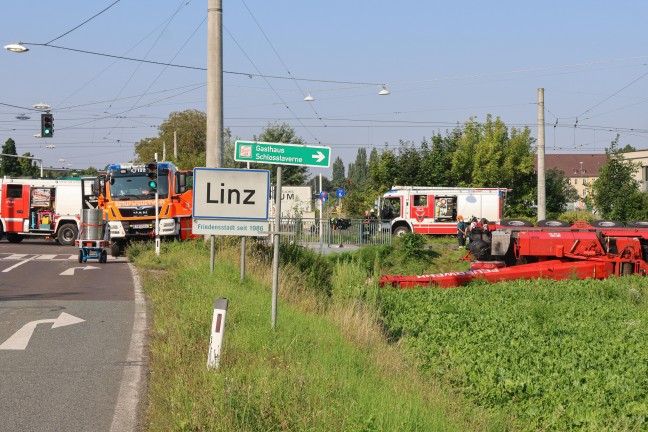 Kranfahrzeug der Feuerwehr bei Einsatz nach Straenbahnunfall in Linz-Ebelsberg umgestrzt
