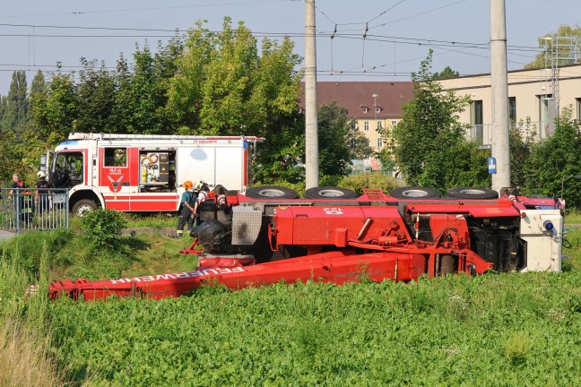 Kranfahrzeug der Feuerwehr bei Einsatz nach Straenbahnunfall in Linz-Ebelsberg umgestrzt