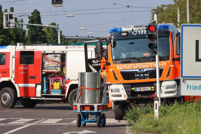 Kranfahrzeug der Feuerwehr bei Einsatz nach Straenbahnunfall in Linz-Ebelsberg umgestrzt