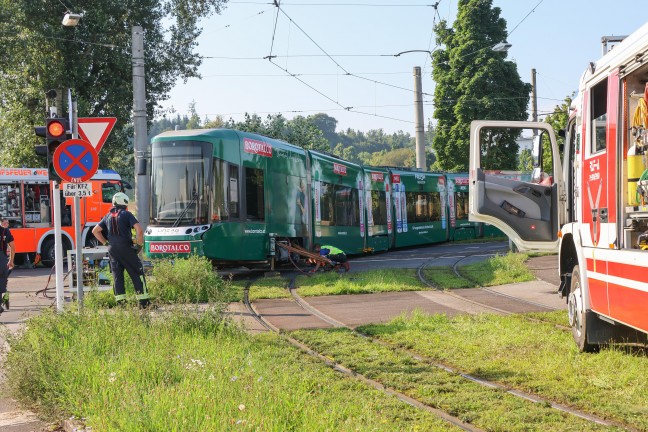 Kranfahrzeug der Feuerwehr bei Einsatz nach Straenbahnunfall in Linz-Ebelsberg umgestrzt
