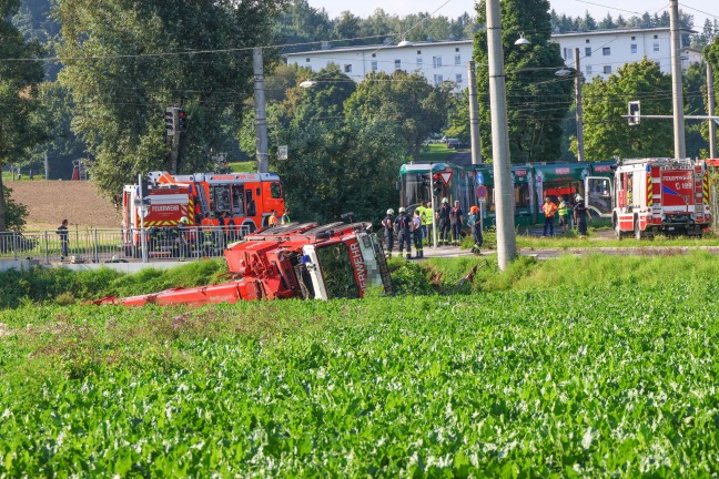 Kranfahrzeug der Feuerwehr bei Einsatz nach Straenbahnunfall in Linz-Ebelsberg umgestrzt
