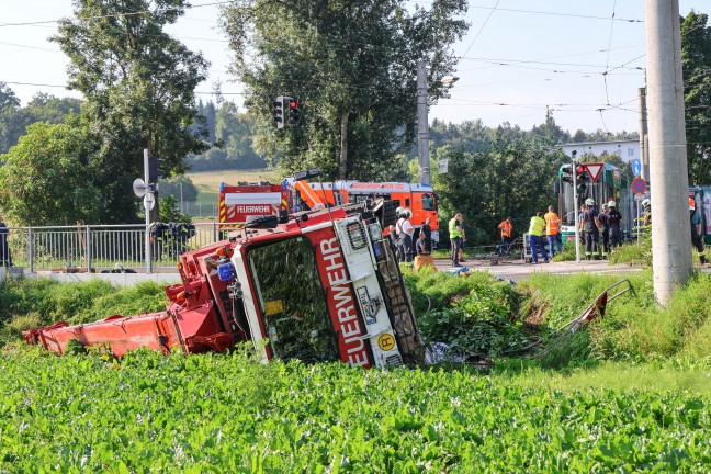 Kranfahrzeug der Feuerwehr bei Einsatz nach Straenbahnunfall in Linz-Ebelsberg umgestrzt
