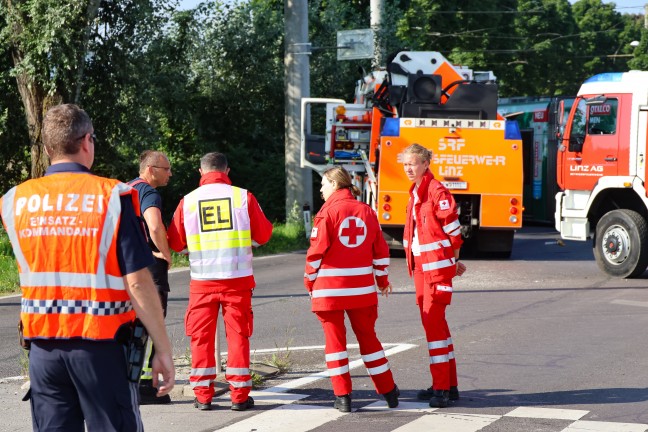Kranfahrzeug der Feuerwehr bei Einsatz nach Straenbahnunfall in Linz-Ebelsberg umgestrzt