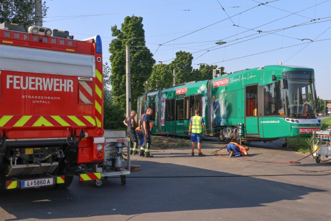 Kranfahrzeug der Feuerwehr bei Einsatz nach Straenbahnunfall in Linz-Ebelsberg umgestrzt