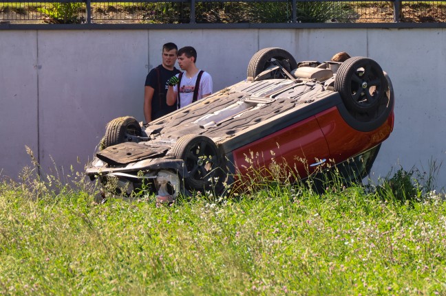 Personenrettung: Auto bei Ried im Traunkreis von Pyhrnpass Strae abgekommen und berschlagen