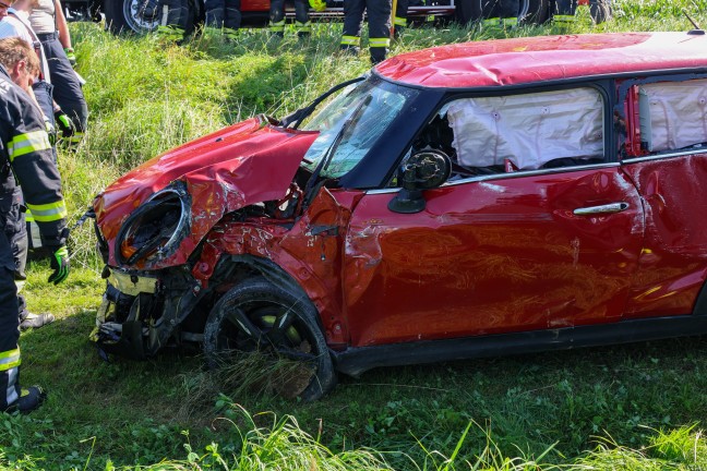 Personenrettung: Auto bei Ried im Traunkreis von Pyhrnpass Strae abgekommen und berschlagen