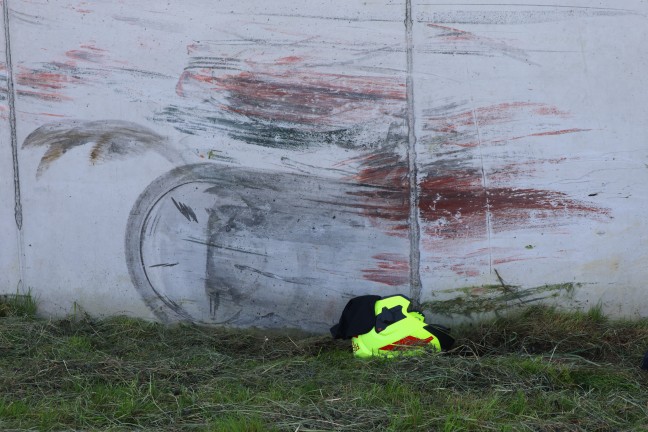 Personenrettung: Auto bei Ried im Traunkreis von Pyhrnpass Strae abgekommen und berschlagen