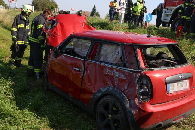 Personenrettung: Auto bei Ried im Traunkreis von Pyhrnpass Strae abgekommen und berschlagen