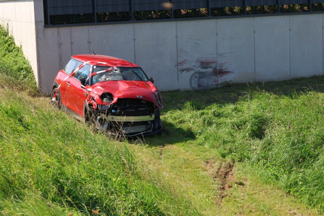 Personenrettung: Auto bei Ried im Traunkreis von Pyhrnpass Strae abgekommen und berschlagen