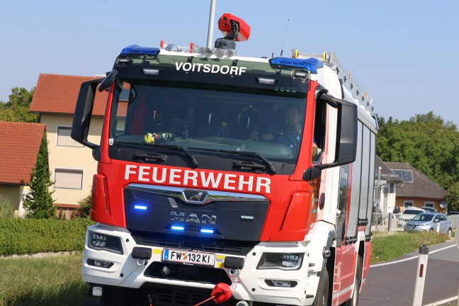 Personenrettung: Auto bei Ried im Traunkreis von Pyhrnpass Strae abgekommen und berschlagen