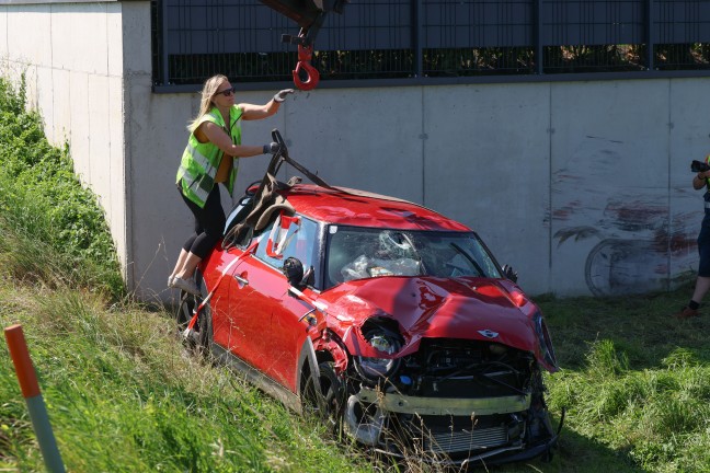 Personenrettung: Auto bei Ried im Traunkreis von Pyhrnpass Strae abgekommen und berschlagen