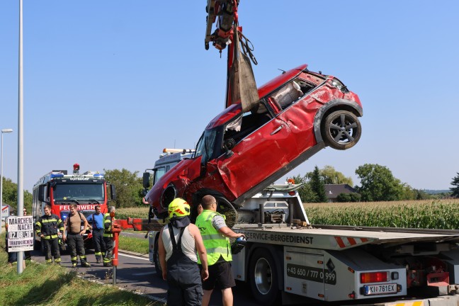 Personenrettung: Auto bei Ried im Traunkreis von Pyhrnpass Strae abgekommen und berschlagen
