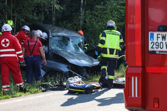 Frontalcrash zweier PKW auf Wiener Strae in Edt bei Lambach fordert zwei Todesopfer (45 und 71)