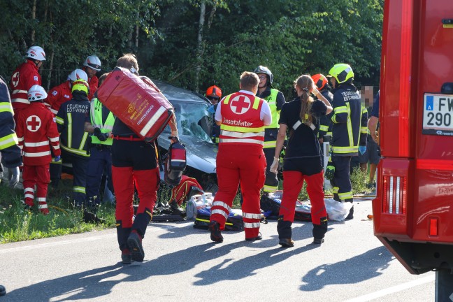 Frontalcrash zweier PKW auf Wiener Strae in Edt bei Lambach fordert zwei Todesopfer (45 und 71)