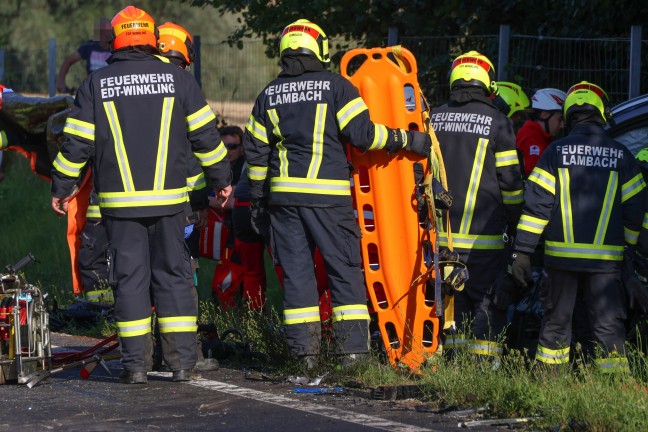 Frontalcrash zweier PKW auf Wiener Strae in Edt bei Lambach fordert zwei Todesopfer (45 und 71)