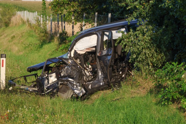 Frontalcrash zweier PKW auf Wiener Strae in Edt bei Lambach fordert zwei Todesopfer (45 und 71)