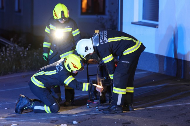 Auto in Ottnang am Hausruck mitsamt Carport nahezu in Vollbrand