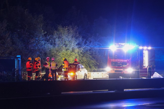 Feuerwehren bei laustritt nach Verkehrsunfall auf Welser Autobahn in Marchtrenk im Einsatz