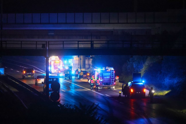 Feuerwehren bei laustritt nach Verkehrsunfall auf Welser Autobahn in Marchtrenk im Einsatz