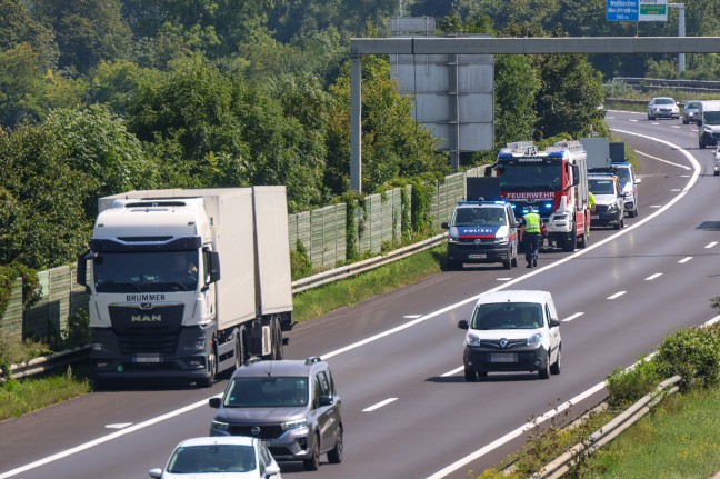 Flurbrand nach Reifenplatzer an einem LKW-Anhnger auf der Welser Autobahn bei Marchtrenk
