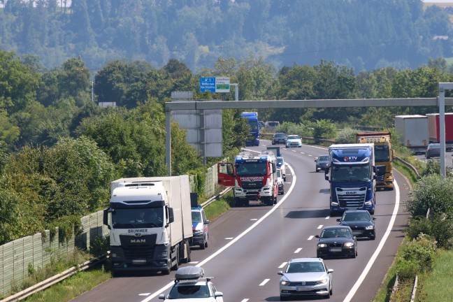 Flurbrand nach Reifenplatzer an einem LKW-Anhnger auf der Welser Autobahn bei Marchtrenk