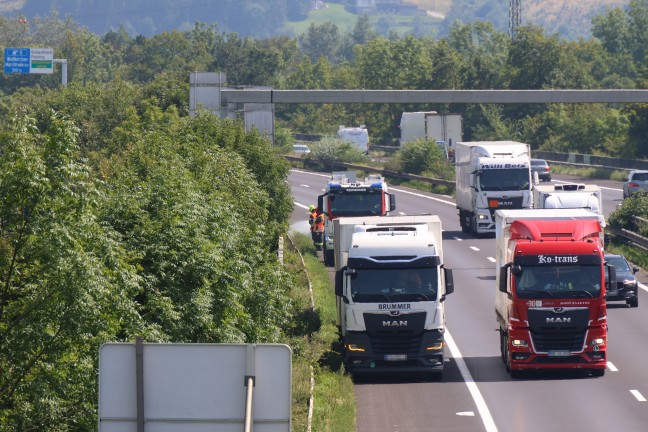 Flurbrand nach Reifenplatzer an einem LKW-Anhnger auf der Welser Autobahn bei Marchtrenk