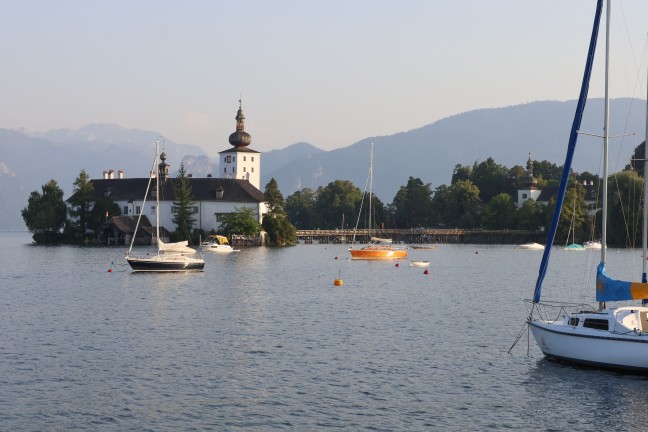 Einsatzkrfte von Feuerwehr und Wasserrettung zu Personenrettung am Traunsee in Gmunden alarmiert