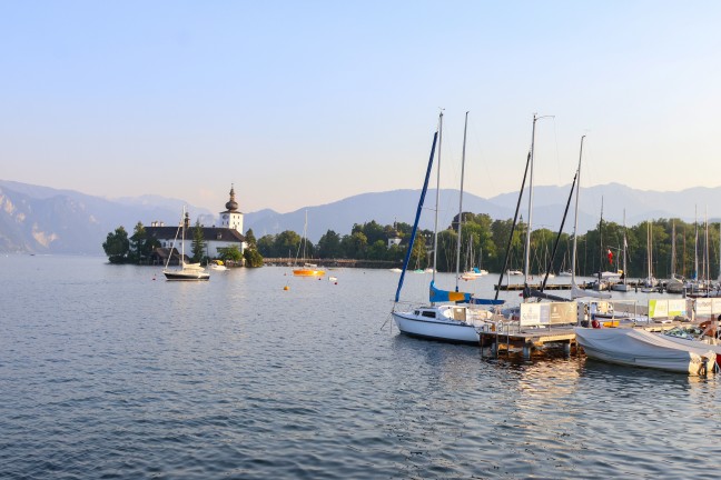 Einsatzkrfte von Feuerwehr und Wasserrettung zu Personenrettung am Traunsee in Gmunden alarmiert