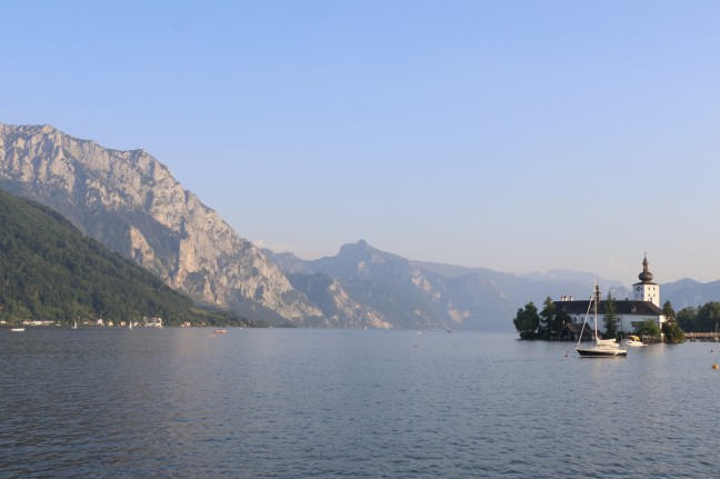 Einsatzkrfte von Feuerwehr und Wasserrettung zu Personenrettung am Traunsee in Gmunden alarmiert