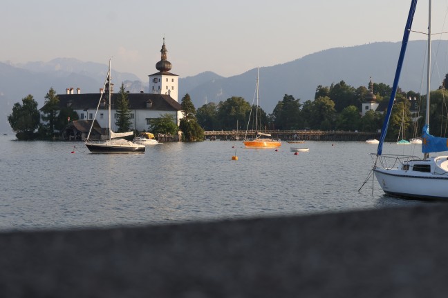Einsatzkrfte von Feuerwehr und Wasserrettung zu Personenrettung am Traunsee in Gmunden alarmiert
