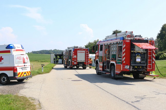 Lenker unverletzt: LKW-Sattelzug bei St. Marien von Strae abgekommen und umgestrzt