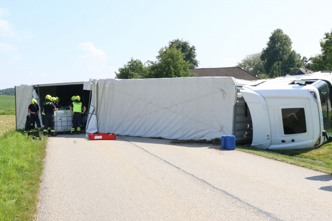 Lenker unverletzt: LKW-Sattelzug bei St. Marien von Strae abgekommen und umgestrzt