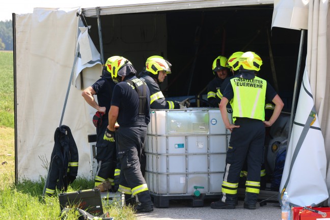 Lenker unverletzt: LKW-Sattelzug bei St. Marien von Strae abgekommen und umgestrzt