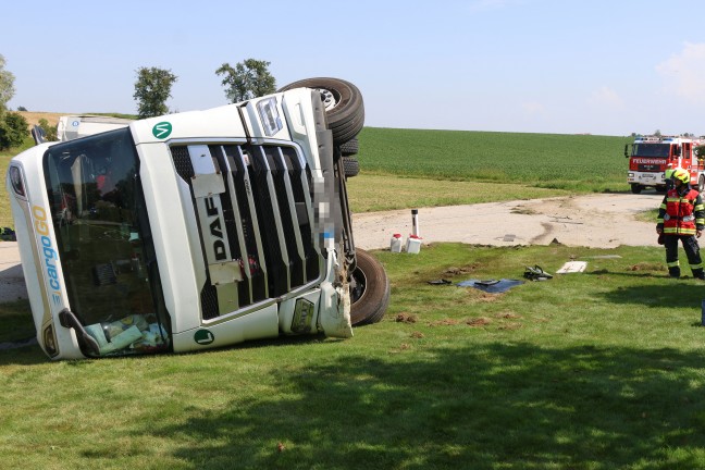 Lenker unverletzt: LKW-Sattelzug bei St. Marien von Strae abgekommen und umgestrzt