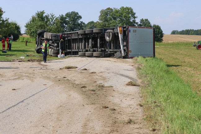 Lenker unverletzt: LKW-Sattelzug bei St. Marien von Strae abgekommen und umgestrzt