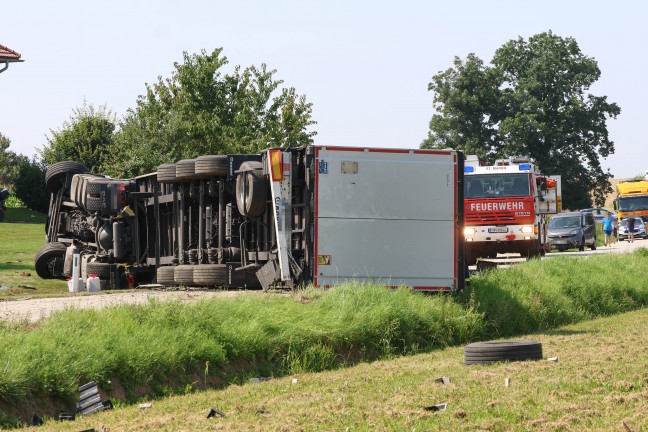 Lenker unverletzt: LKW-Sattelzug bei St. Marien von Strae abgekommen und umgestrzt